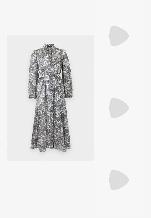 Vestido midi de manga larga con cuello, estampado floral en azul y blanco, botones delanteros, puños elásticos y cinturón para atar en la cintura.; Zapato de tacón bajo tipo «kitten heel» en ante beige con punta puntiaguda sobre un fondo blanco liso.; Bolso de mano de cuero suave beige con cierre de marco metálico plateado, una correa para el hombro y una correa de cadena opcional sobre un fondo blanco.; Pendientes de studs en color dorado con una forma suave y redondeada y una superficie reflectante, que exhiben un diseño minimalista y sin patrones visibles.