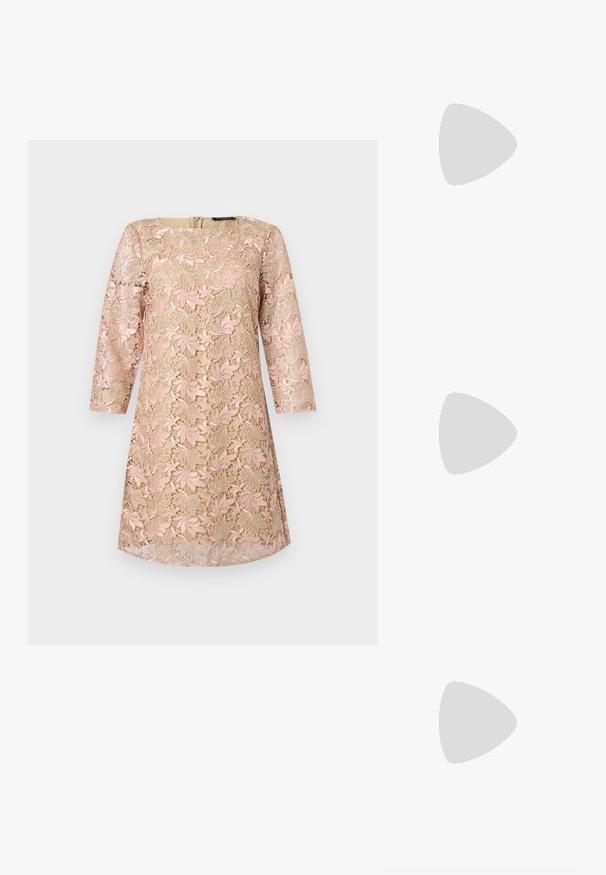 Robe beige avec un surcroît en dentelle florale rose, manches trois-quarts et encolure ronde, présentée sur un fond uni.; Sandales à talons hauts beiges avec un bout pointu, comportant trois brides à l'avant et une fine bride à la cheville avec une boucle. Texture lisse, design minimaliste.; Sac à main crème en forme de croissant avec poignée courte brillante dorée et bandoulière longue assortie sur un fond clair uni.; Boucles d'oreilles créoles ton or avec un design ondulé irrégulier et des accents de cristaux clairs incrustés, fixées par des clous à dos en plastique.