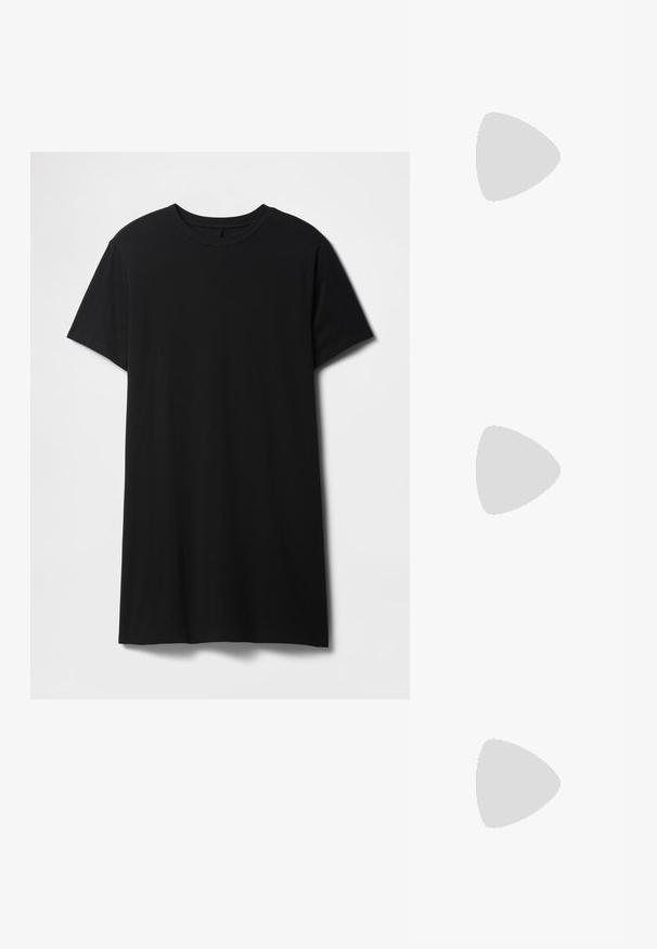 Sort kortærmet t-shirt lavet af bomuld, med klassisk rund halsudskæring og en lige kant, med en glat, mat tekstur.; Hvid lavt snørestøvle med tyk plateau-sål, snørelukning foran og gummiforstærket tåkap, set i sideprofil.; Lille sort blank håndtaske med to lange håndtag og snøre-detaljer i siden på en ensfarvet lys baggrund.; Guldtonede studøreringe med en glat, poleret overflade i en abstrakt, tårnform. Simple metalpind til fastgørelse.