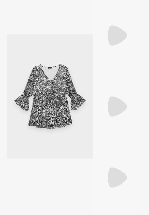 Blouse à motifs noir et blanc avec un décolleté en V, des manches longues évasées et une taille cintrée. Matière légère et transparente avec une silhouette fluide.; Botte noire à la cheville en matériau brillant avec un bout carré et un talon effilé, sur un fond argenté brillant et capitonné.; Sac à main en cuir noir plissé avec cordon de serrage, bandoulière chaîne dorée et petit accent horizontal doré sur le devant.; Boucles d'oreilles créoles dorées en forme de croissant, avec une surface polie et un fermoir à charnière. La texture lisse et la finition réfléchissante améliorent la visibilité.