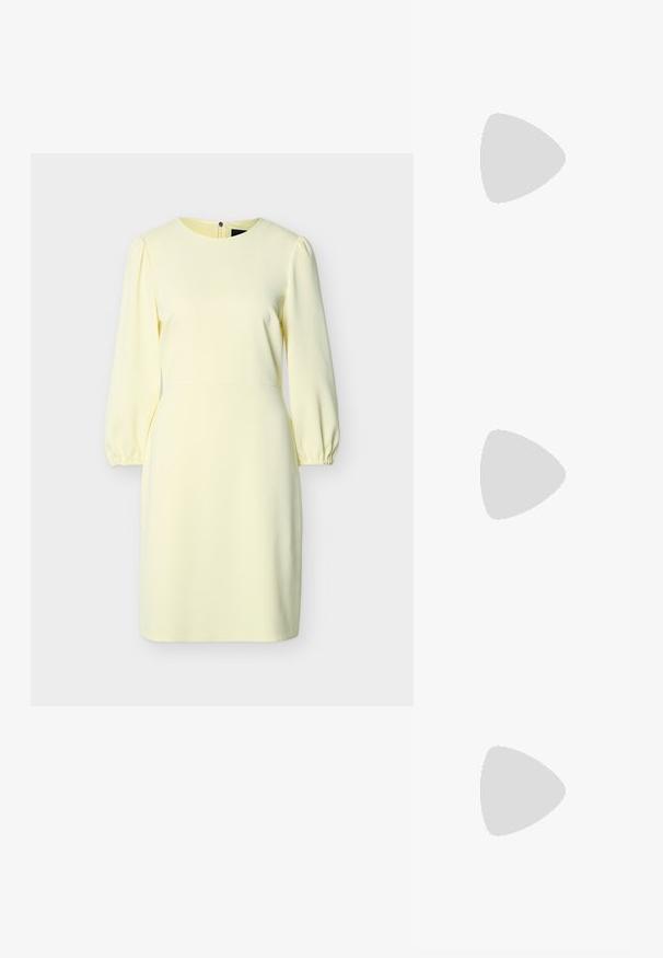 Robe jaune pâle jusqu'aux genoux avec manches longues bouffantes, encolure ronde, poignets élastiques et fermeture éclair au dos.; Ballerine slingback en cuir noir à bout pointu, avec une large bride et une boucle métallique ronde sur le dessus.; Sac à épaule blanc plissé avec poignée supérieure incurvée et bandoulière détachable, orné d'un logo en relief subtil sur le devant.; Boucles d'oreilles en métal argenté avec un design lisse et arrondi ressemblant à la forme d'une goutte d'eau, présentant une surface réfléchissante et une finition sans couture.