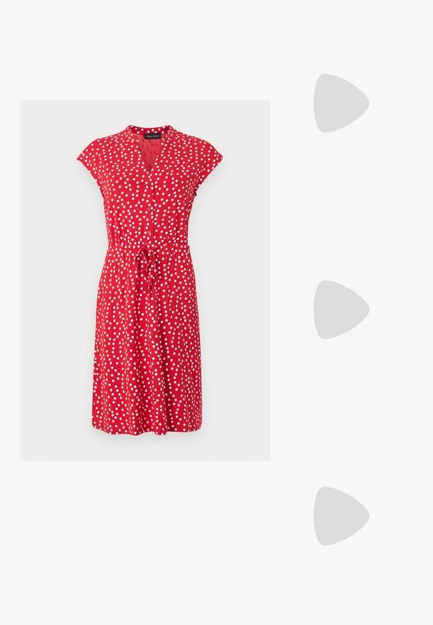 Robe rouge longueur genou avec des pois blancs, manches courtes type mancherons, devant boutonné et ceinture à nouer à la taille.; Sandale à talon en cuir noir avec un bout pointu, une sangle texturée ornée d'accents métalliques circulaires et un talon empilé.; Sac à main brillant bordeaux foncé avec une anse fine unique et une forme trapézoïdale élégante sur un fond clair uni.; Uncommon Matters SCULPTED CREOLE - Boucles d'oreilles - silver-coloured/gold-coloured