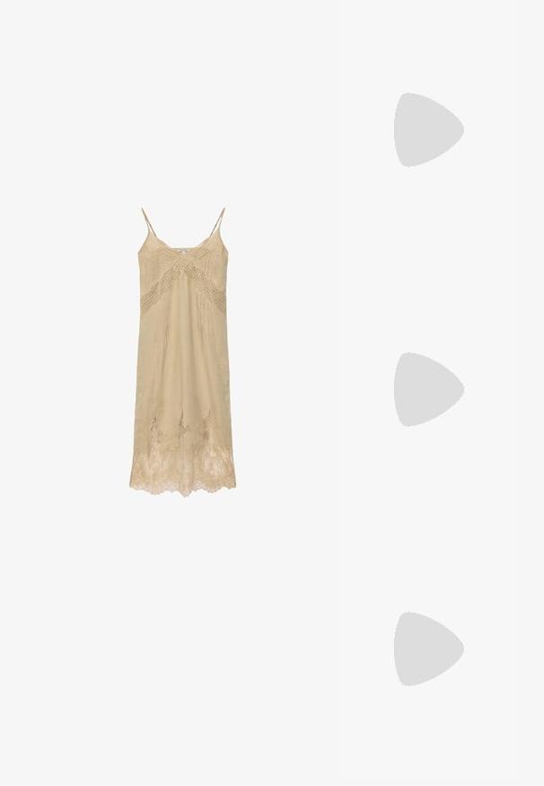 Robe nuisette beige avec fines bretelles, bordure en dentelle le long du décolleté, détail en dentelle croisée sur la poitrine et ourlet en dentelle.; Sandale plate noire avec une fine boucle d'orteil, des brides croisées et une bride de cheville ajustable avec boucle argentée, présentée sur un fond uni.; DRAGON DIFFUSION SANTA CROCE BIG - Sac à main - dark brown; Boucles d'oreilles sculpturales en argent avec des formes douces et courbes et des surfaces réfléchissantes. Présentent un design de boucle fermée et une forme organique distincte.