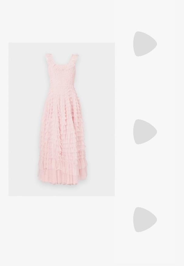 Lyserød kjole med flæser, tætsiddende overdel og lagdelt, tekstureret nederdel. Har rund halsudskæring og fine flæsedetaljer ved skuldrene.; Lyserød satin balletflat med blomsterformede palietter og perleperler samt en lille sløjfe på den afrundede tå.; Lyserød satin cylindrisk håndtaske pyntet med rhinstenspiraler og perler, med en guldkæde strop og rhinstenbesat topkant.; Lyserødt stofsløjfe med to lange haler og en lille guldkron charm i midten, vist på en ensfarvet lys baggrund.