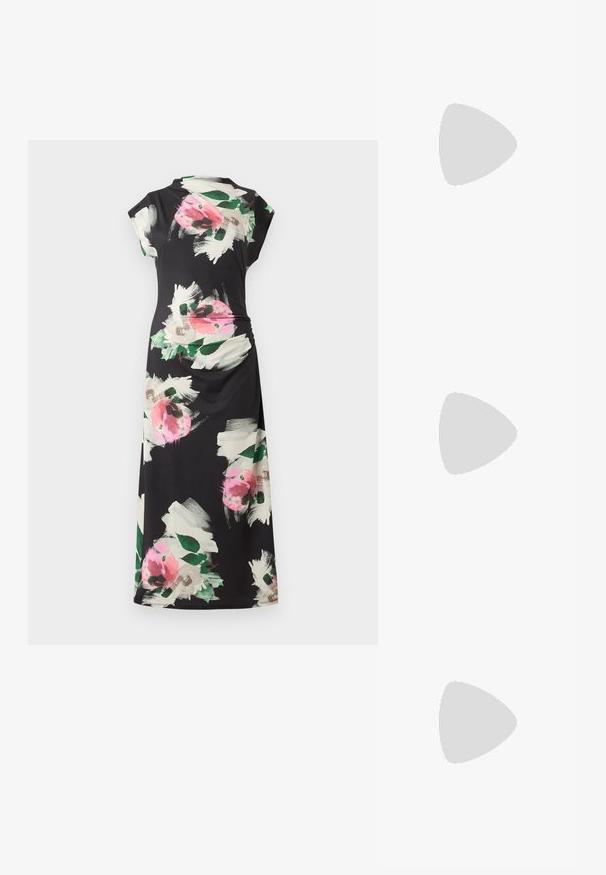 Robe midi noire avec imprimés floraux abstraits rose et blanc, manches courtes et col montant avec fronces latérales.; Escarpin noir à bout pointu avec fines brides de cheville et fermeture à boucle argentée sur fond clair uni.; Petit sac à main noir brillant avec deux longues anses et des détails à cordon sur les côtés sur un fond clair uni.; Deux paires de Boucles d'oreilles créoles géométriques dorées sur une surface blanche unie, une paire carrée et pleine, une paire rectangulaire et creuse.
