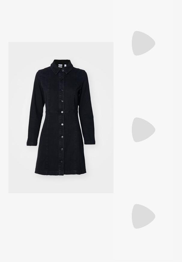 Sort denimkjole med krave, lange ærmer og knapper foran. Har en tætsiddende talje og en udvidet nederdel. Glat tekstur.; Sort læder cowboystøvle med spidst tåparti, skråt blokhælhæl, dekorative sømme og trækstropper øverst mod hvid baggrund.; Sort læderhåndtaske med en glat tekstur. Har en justerbar stropp og et enkelt, minimalistisk design med lynlås.; Sølvøreringe i form af hoops med en glat, blank finish. Cirkulær form, der har en sikker lås. Simpelt og elegant design.