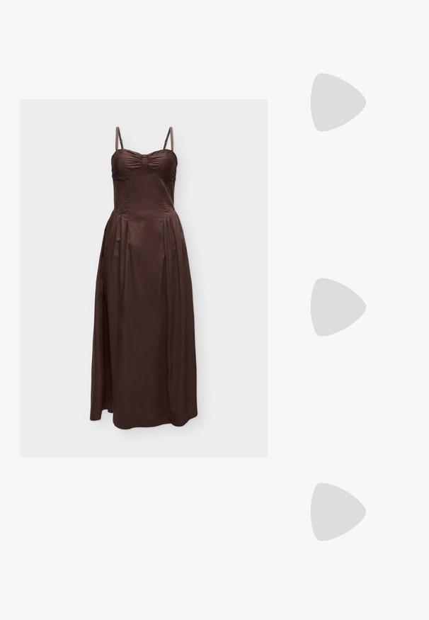 Robe marron en satin à fines bretelles avec un bustier froncé et une longue jupe fluide sur un fond uni.; Sandale pour femme en cuir noir avec fines lanières, une boucle d'orteil, une boucle à la cheville et un talon aiguille de hauteur moyenne sur un fond neutre.; Petite pochette en cuir bordeaux avec fermoir en métal argenté et bracelet pour poignet sur fond blanc.; Boucles d'oreilles en résine transparente en forme de coquillage avec de petits accents dorés et trois breloques translucides en forme de goutte pendantes sur chaque boucle d'oreille.