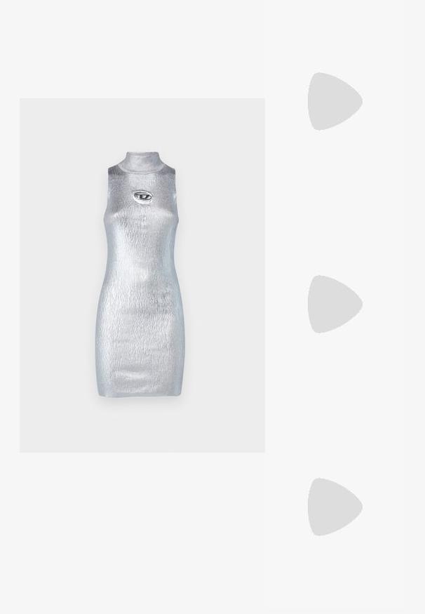 Metallisch silbernes, ärmelloses Minikleid mit hochgeschlossenem Ausschnitt, strukturiertem Finish und einem kreisförmigen Logoakzent auf der Brust. Glattes und figurbetontes Design.; Schwarzer Lacklederslingback-Schuh mit spitzer Kappe, rotem Kitten-Heel und elastischem weißen Riemen mit schwarzem und rotem Rand.; Rote Lackledertasche mit geschwungener, ergonomischer Form, ausgestattet mit einem dünnen, verstellbaren Riemen und einem dezenten Logo-Akzent auf der Vorderseite.; Silberne herzförmige Vorhängeschlösser mit eingravierten "JA"- und "NEIN"-Texten, polierte Oberfläche, symmetrisches Design und einem robusten Metallverschluss.