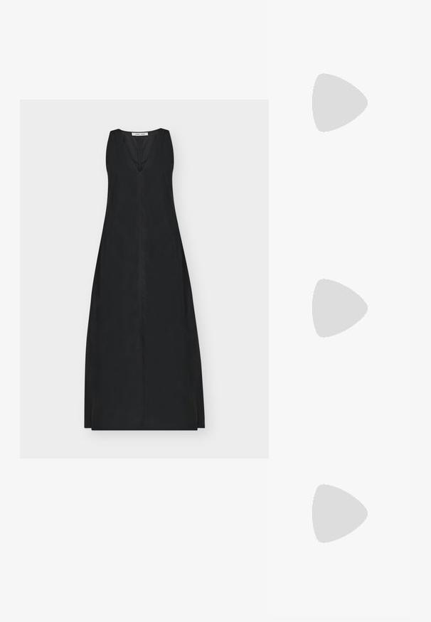 Robe maxi noire sans manches avec un décolleté en V profond, un corsage ajusté et une jupe lisse en ligne A.; Sandales à talons noirs avec un bout carré, deux brides croisées, accent de boucle dorée et un fin talon haut. Texture en cuir lisse.; Sac bandoulière en cuir noir lisse avec une large sangle unique et un design décontracté et minimaliste sur un fond uni.; Ceinture en cuir noir enroulée avec une boucle en métal doré brillant sur un fond clair.
