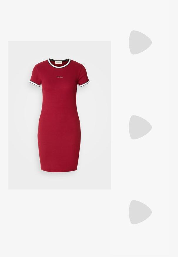 Rotes Baumwoll-T-Shirt-Kleid mit kurzen Ärmeln, mit einem weißen und schwarzen Rippkragen und Rippabschlüssen an den Ärmeln, featuring ein zentrales Logo über dem Saum.; Schwarzer flacher Schuh mit abgerundeter Spitze, geprägt mit einem geometrischen Muster und einem dünnen Riemen über dem Spann, seitlich dargestellt.; Schwarze Calvin Klein Lederschultertasche mit breitem, verstellbarem Riemen und seitlich wiederholtem Calvin Klein Logo in Beige.; Calvin Klein SPIRAL - Armband - silver-coloured