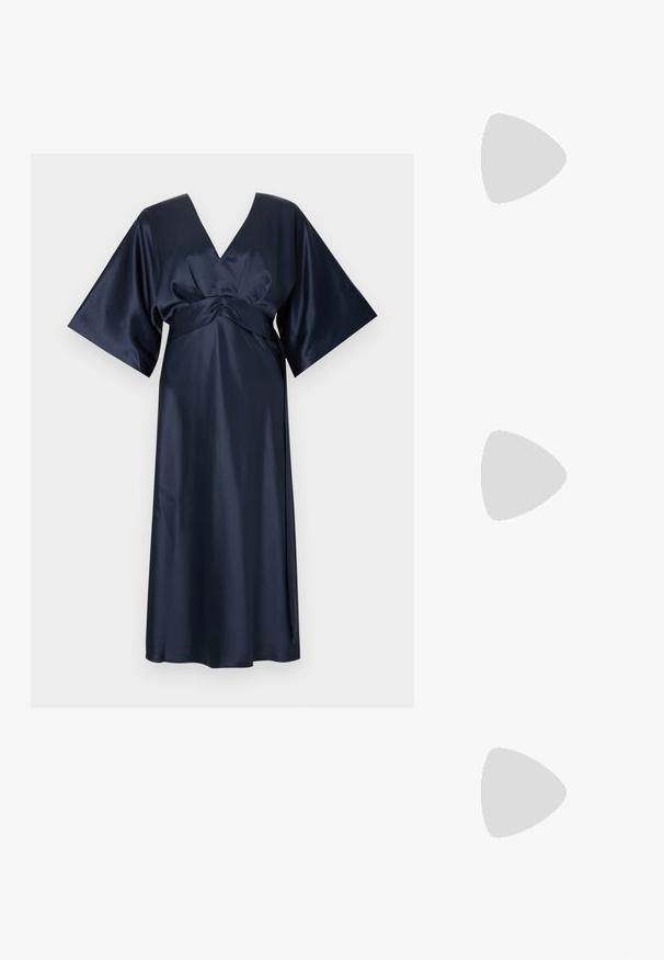 Laulukangas sininen satiini mekko, jossa on V-pääntie, leveät kimono-hihat ja rypistyskoriste vyötäröllä, laskeutuen polven ylle.; Mustat nahkaisen korkokenkä sandaalit, joissa on yksi hihna varpaiden yli, nilkkahihna, kultaiset yksityiskohdat ja hoikka stiletto-korko.; Musta samettikangas käsilaukku, jossa on hopeanvärinen pyöreä suljinta, jonka koristeluna on kimalteita. Laukussa on irrotettava ketjuhihna.; Hopeakudos925-nappi korvakorut, joissa on pyöreä yläosa kirkkaalla kivellä ja päärynänmuotoinen roikkuva kristalli, esittelee kiillotettua metallia ja eleganttia muotoilua.
