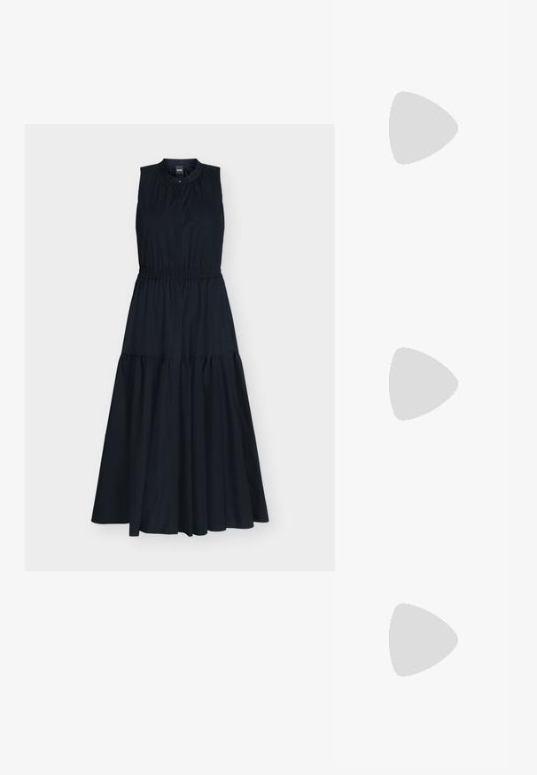 Robe midi noire sans manches avec taille froncée, encolure ronde avec fermeture à bouton et jupe fluide à volants.; Mules ouverts en cuir noir avec un talon bas. Présentent une surface lisse et un accent logo doré sur le côté.; Sac à main en cuir noir texturé avec une poignée supérieure, un fermoir doré présentant un logo TH entrelacé, et une bandoulière détachable.; Paire de boucles d’oreilles créoles dorées avec des détails de perles arrondies le long du bord extérieur sur un fond clair.