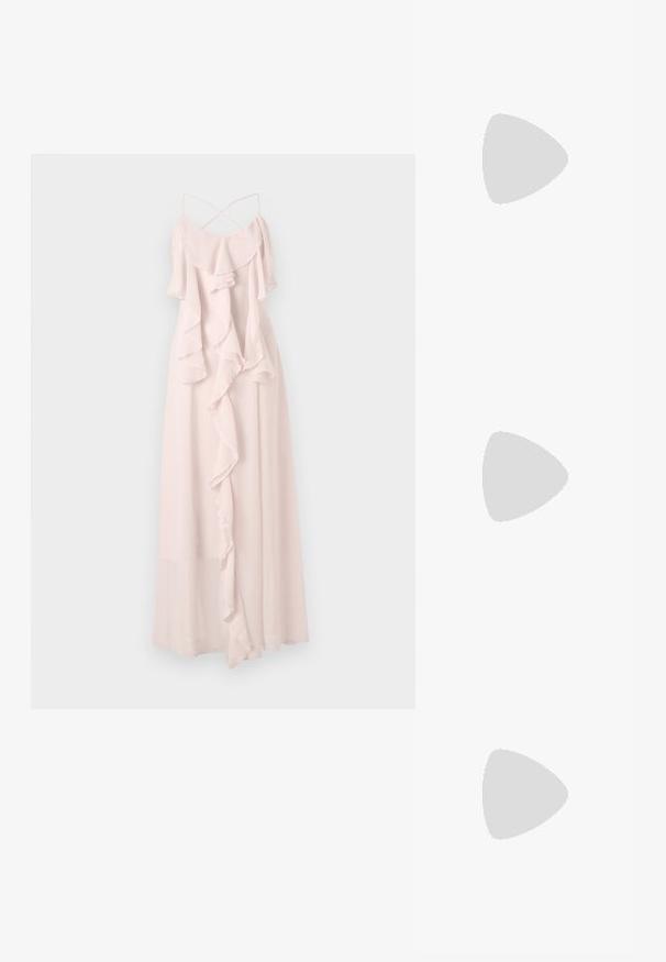 Langes, blassrosa Kleid aus leichtem Stoff, das mit Rüschenschichten und dünnen, verstellbaren Trägern mit einem Kreuzdesign auf der Rückseite versehen ist.; Rosa Satin Slingback-Pumps mit spitz zulaufender Zehenpartie und einer Schleifendetail auf dem Spann. Verfügt über einen schlanken Absatz und eine glatte Oberfläche.; Kleine weiße Handtasche mit Stoffrosen, die den Körper bedecken, und einem dünnen Einzelriemen vor einfachem Hintergrund.; Goldene Armbandkette mit weißen Perlen, zartem Gliederdesign und einem Verschluss für sicheren Halt. Die Perlen sind regelmäßig geformt.