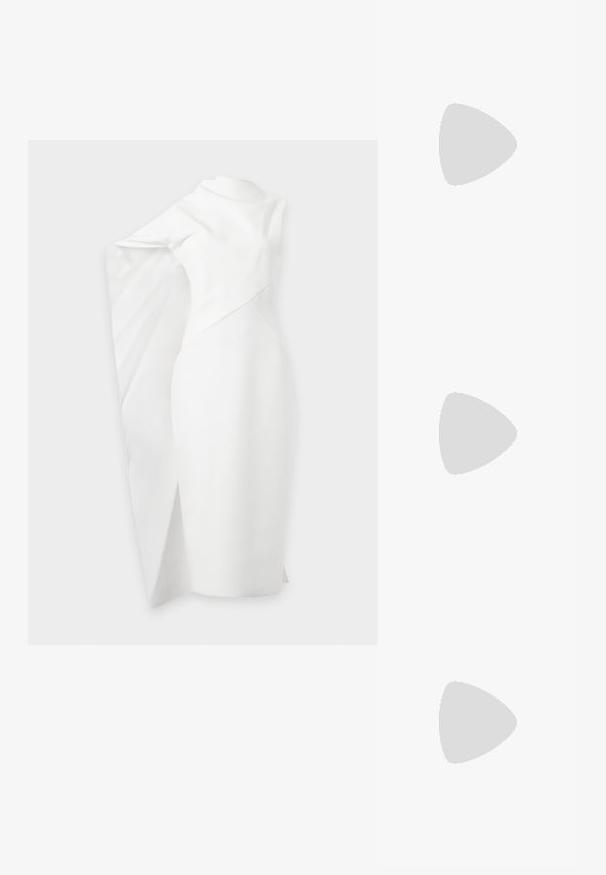 Robe blanche asymétrique avec une silhouette ajustée et une cape dramatique drapée sur un bras, longueur au genou avec une fente subtile sur un côté.; Sandale à talon haut noire avec une bride étroite à la cheville, bout carré, cuir lisse et accent de boucle métallique.; Pochette en cuir beige plissé avec un cadre en métal argenté, dotée de deux fermoirs ronds décoratifs et d'une chaîne en argent.; Paire de boucles d'oreilles en métal argenté en forme de lettre M angulaire avec des tiges arrondies sur fond blanc.