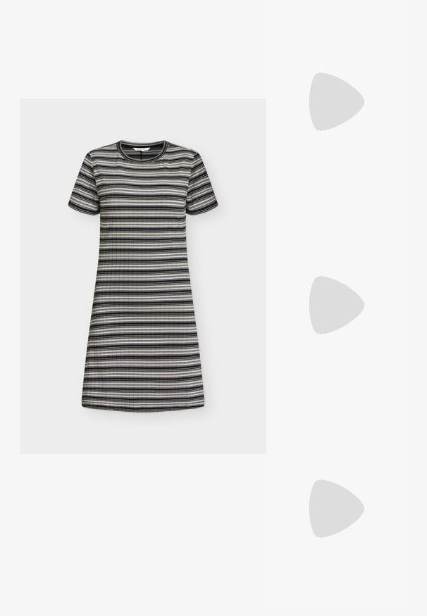 Robe courte à manches courtes et longueur genou avec des rayures horizontales noires, blanches et grises, dotée d'un col rond et d'une texture côtelée.; Chaussure plate en cuir verni marron foncé avec bout pointu et trois fines brides avec boucles dorées sur le dessus.; Sac à main en cuir verni marron de forme rectangulaire, avec deux longues poignées et des accents courbés subtils à l'avant.; Boucles d’oreilles créoles en métal argenté avec une surface lisse légèrement incurvée et des fermoirs à clapet sur un fond blanc uni.