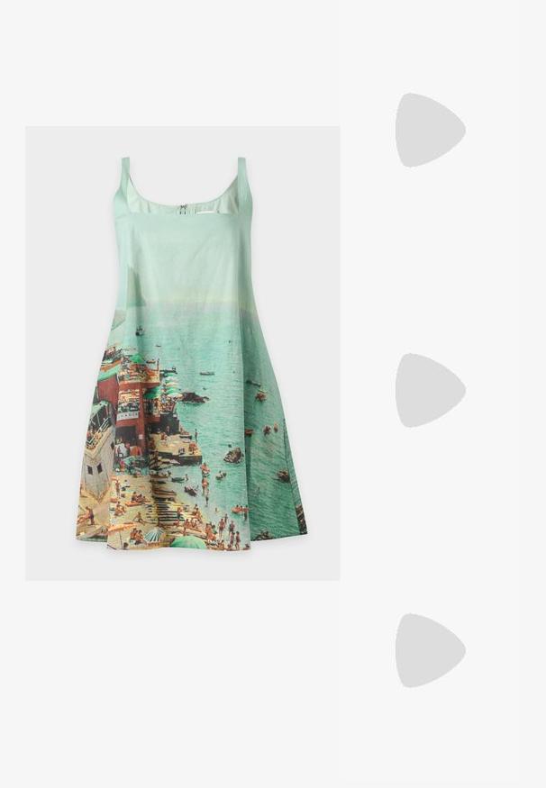 Robe sans manches vert clair avec une scène de bord de mer imprimée mettant en scène des baigneurs, des parasols, des bateaux et une jetée dans des couleurs douces.; Mule tissée marron à enfiler avec une semelle plate et un bout fermé arrondi sur fond blanc.; Sac fourre-tout tissé vert et blanc avec une forme rectangulaire structurée, une finition texturée et deux poignées solides. Présente une étiquette de logo sur le côté.; Boucles d'oreilles créoles en or avec des pendentifs carrés légèrement arrondis, comportant une petite pierre précieuse verte rectangulaire au centre.