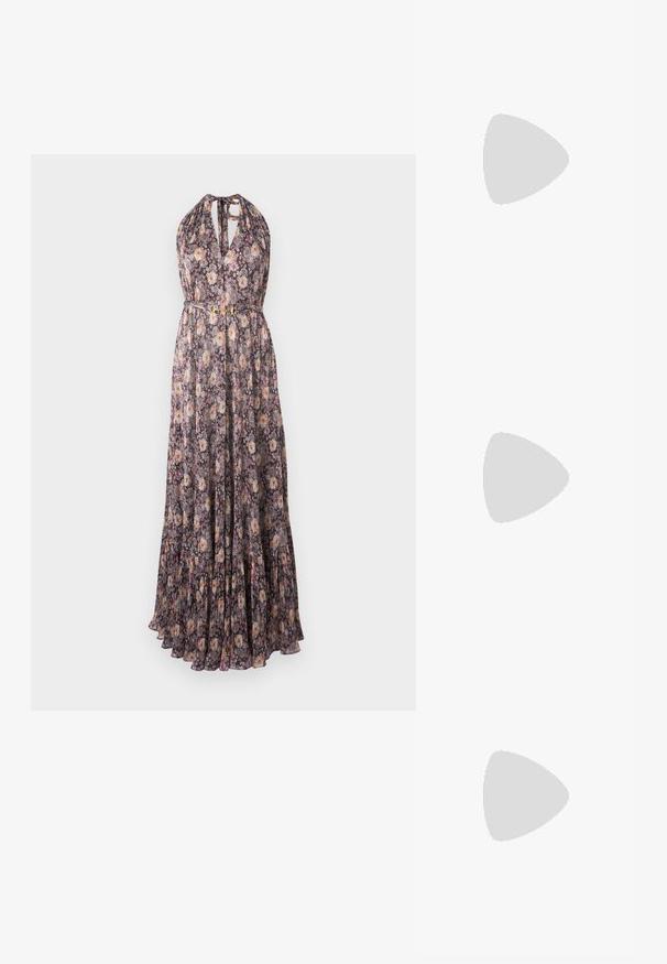Robe longue sans manches à col halter avec motif floral dans des tons violet, rose et beige, avec une taille cintrée et une petite boucle dorée.; Sandale à talon kitten en cuir marron foncé avec lanières et bride de cheville réglable à boucle sur fond blanc.; Petit sac pochette en cuir bordeaux avec fermoir métallique argenté et bracelet sur fond blanc.; Deux boucles d'oreilles argentées courbées, l'une plus grande que l'autre, toutes deux ornées de petits cristaux scintillants le long d'un bord.