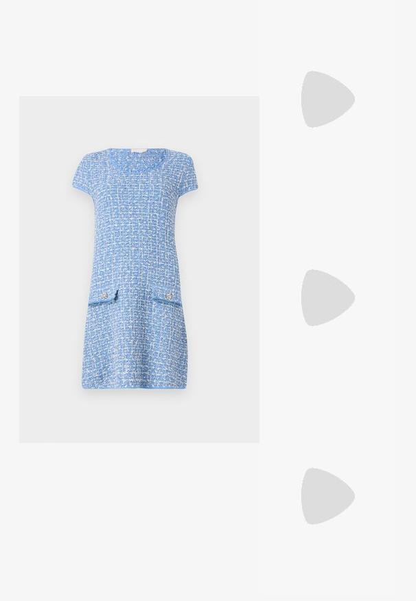 Robe bleu clair avec un motif texturé, manches courtes, col rond et deux poches avant avec des boutons décoratifs.; Mule noire brillante à talons hauts avec bout pointu et bride à la cheville, suspendue au-dessus d'une surface carrelée en terre cuite avec des interstices remplis de gravier.; Sac à bandoulière en cuir couleur crème de Calvin Klein avec bord supérieur incurvé, fermeture éclair argentée et sangle ajustable brun foncé.; Bracelets en métal poli entrelacés en tons argent et or, l'un gravé du logo "Calvin Klein", sur un fond blanc.