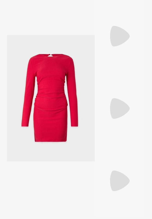 Robe longue rouge à manches longues avec une coupe cintrée, présentant des détails froncés à la taille et une ouverture en forme de clé au dos. Tissu au toucher doux.; Chaussure slingback en cuir verni noir à petit talon, bout pointu et bride réglable avec boucle dorée sur fond blanc.; Sac à main en cuir noir avec deux poignées allongées, une texture lisse et une base arrondie, ornée d'accents décoratifs sur les côtés.; Boucles d'oreilles sculpturales en argent avec des formes douces et courbes et des surfaces réfléchissantes. Présentent un design de boucle fermée et une forme organique distincte.