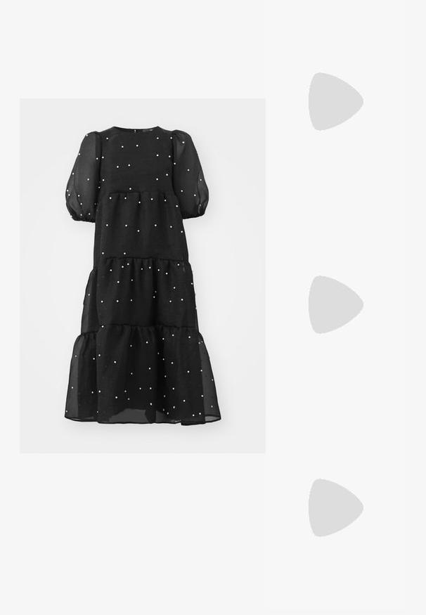 Cras LYLA DRESS - Cocktail φόρεμα / Φόρεμα για πάρτι - black; Μαύρο δερμάτινο παπούτσι με λουράκι στο πίσω μέρος, χαμηλό τακούνι τύπου kitten, μυτερή μύτη και μικρή πόρπη σε χρυσό τόνο σε απλό φόντο.; Μαύρη δερμάτινη τσάντα ώμου με υφή κροκοδείλου, μακριά λουριά και μικρό ασημένιο λογότυπο σε ένα από τα λουριά.; Ασημένια μεταλλικά σκουλαρίκια κρίκοι με λεία, ελαφρώς κυρτή επιφάνεια και κλειδαριά τύπου latch-back σε απλό λευκό φόντο.