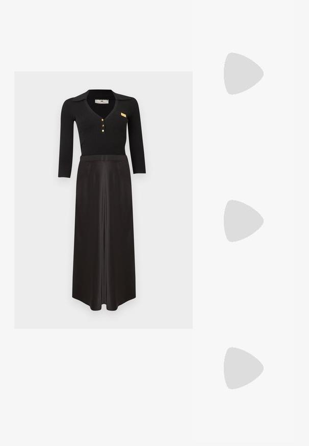 Haut noir à manches longues en maille côtelée avec col et boutons dorés, associé à une jupe maxi noire en satin taille haute sur fond blanc.; Mules à talons carrés en cuir noir avec un bout ouvert, présentant une surface lisse et un upper légèrement courbé pour le confort et le style.; Sac à main matelassé en cuir marron avec une bandoulière chaîne dorée et un grand fermoir doré en forme de "C" sur le rabat avant.; Boucles d’oreilles créoles en argent avec petits cristaux ronds et pendentifs rectangulaires en pierre précieuse transparente sur fond blanc.