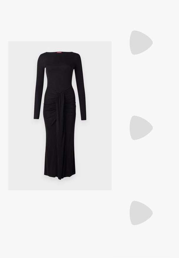 Robe noire à manches longues avec un corsage ajusté, texture froncée à la taille et ourlet droit, fabriquée en tissu extensible doux.; Sandale à talons hauts en cuir noir avec une lanière de cheville. Présente une texture lisse, un bout ouvert et un talon fin. Détail de boucle en ton doré.; Sac à main en cuir souple beige avec un fermoir en métal argenté, une bandoulière simple et une bandoulière chaîne optionnelle sur fond blanc.; Paire de boucles d'oreilles boule de Noël dorées brillantes avec fermoirs à crochet sur fond blanc uni.