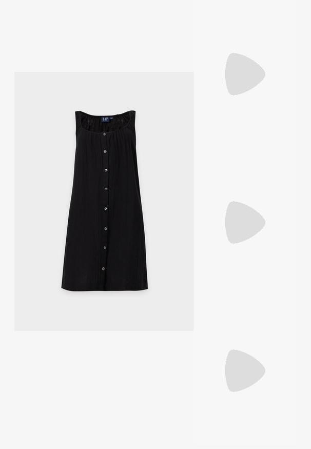 Robe noire sans manches avec boutons devant, encolure dégagée et coupe décontractée. Étiquette bleue GAP visible à l’intérieur du col.; Tongs noires en cuir lisse, avec un design de sangle fine et une semelle plate à profil minimal. Aucun motif ou accent notables.; Sac en filet macramé jaune avec longue bandoulière et pochette beige à l'intérieur, présenté sur un fond blanc uni.; Paire de boucles d'oreilles créoles en or de taille moyenne avec un design texturé et perlé sur un fond clair uni.