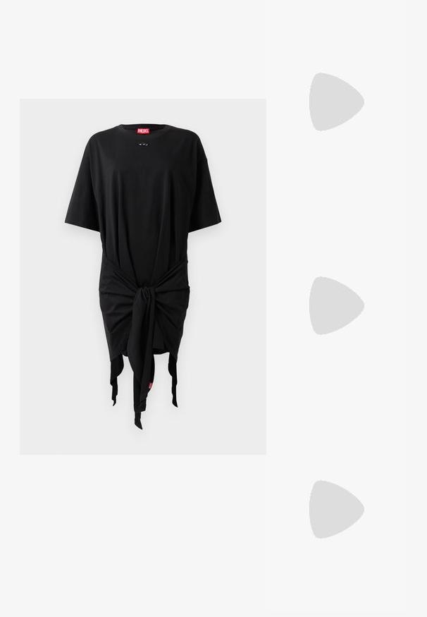 Robe t-shirt en coton noir à manches courtes, avec un détail noué à la taille et une étiquette logo. Texture douce et coupe décontractée.; Chaussures noires à talon slingback avec un bout pointu, en matériau lisse, dotées d'un petit talon et d'un accent décoratif en argent sur le dessus.; Sac en cuir verni rouge avec une forme incurvée et ergonomique, doté d'une fine sangle réglable et d'un discret logo sur le devant.; Deux boucles d'oreilles en forme de cerceau en or brillant, avec un design courbé, présentant des accents orange près de la tige, sur fond blanc uni.