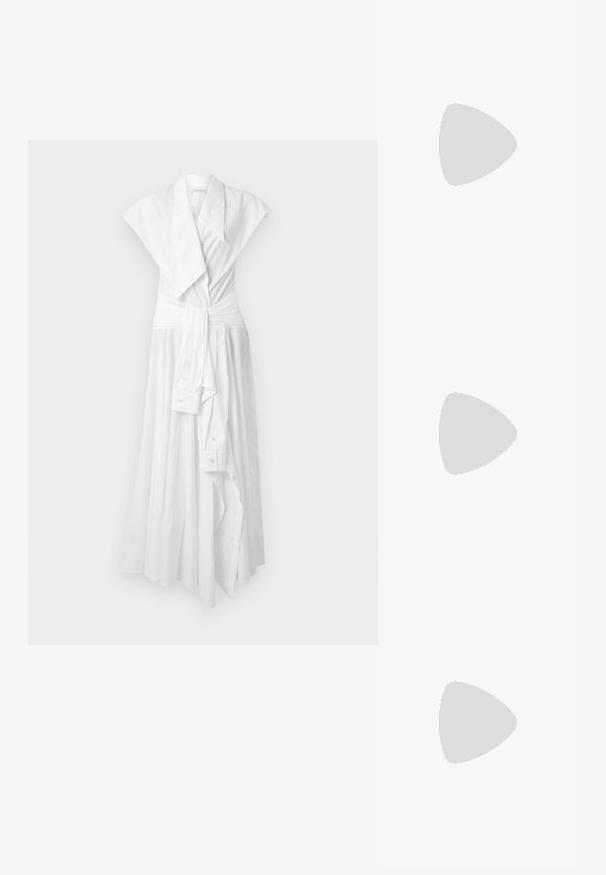 Robe blanche sans manches portefeuille avec large col, poignets boutonnés style chemise et ceinture nouée à la taille, suspendue contre un fond uni.; Sandale à talon haut noire avec une bride étroite à la cheville, bout carré, cuir lisse et accent de boucle métallique.; Porte-monnaie en cuir noir avec texture froncée, cadre en métal argenté, fermeture à verrouillage kiss-lock et bandoulière en chaîne. Surface lisse et douce.; Paire de boucles d'oreilles en métal argenté en forme de lettre M angulaire avec des tiges arrondies sur fond blanc.