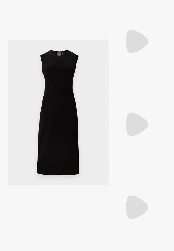 Vestido midi preto sem mangas com silhueta ajustada, decote redondo e barra reta contra um fundo cinza claro.; Sapatos de salto alto em pele preta com tira traseira, bico fino, design recortado e alça ajustável com ferragens metálicas.; Mala de mão em pele envernizada preta com alças arredondadas, alça de ombro destacável e fecho prateado sobre fundo branco liso.; Par de brincos em metal prateado em forma de letra M angular, com hastes arredondadas, sobre um fundo branco.