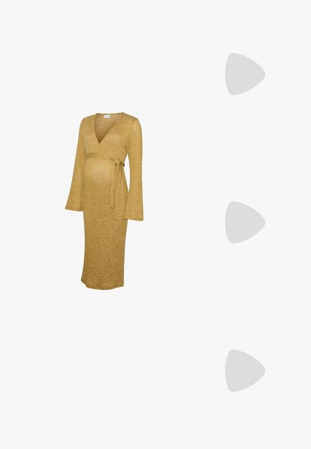 Robe de maternité en tissu côtelé jaune moutarde, avec un col en V, de longues manches évasées et un design à taille nouée. Longueur mi-mollet.; Sandale dorée à lanières avec un bout carré, une bride de cheville ajustable et un talon bloc, présentant une finition métallique lisse.; Sac à main plissé jaune en simili cuir lisse, arborant une forme douce avec une bandoulière unique et un design froncé sur le dessus.; Boucles d'oreilles en or avec une finition lisse et polie. Doté d'une forme en demi-cercle et d'une fermeture à tige sécurisée.