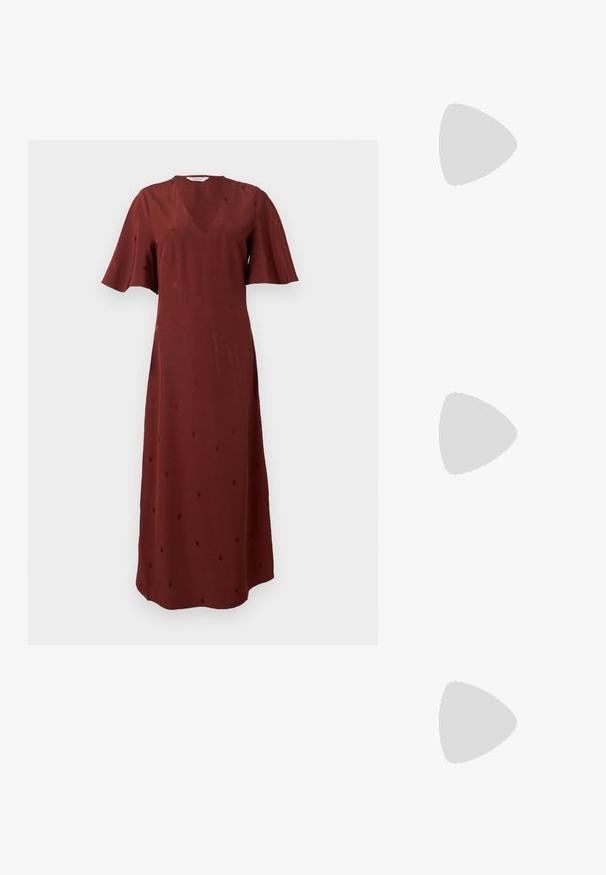 Robe midi rouge rouille avec manches courtes volantées, encolure en V et motif subtil à pois sur tissu lisse.; Talons aiguilles bordeaux à bride arrière avec un bout pointu, finition en cuir brillant, petite découpe à l'avant et un talon stiletto fin avec des accents dorés.; Sac à main en simili cuir bordeaux avec une forme arrondie, des détails froncés et une anse en métal doré. Texture lisse et finition brillante.; Paired boucles d'oreilles en métal doré poli de forme irrégulière avec un centre ouvert sur un fond blanc uni.
