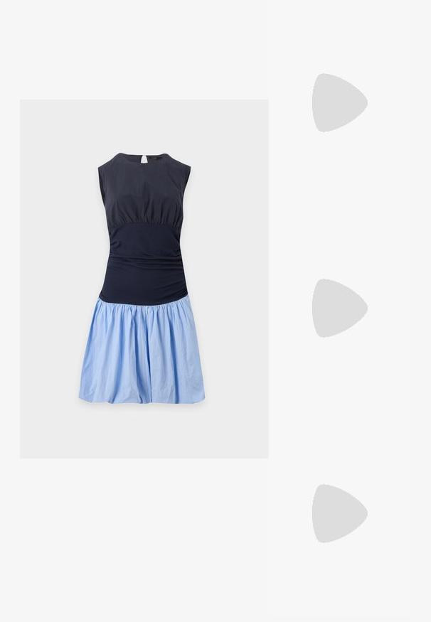 Robe sans manches avec un haut bleu marine foncé ajusté et une jupe bleue claire froncée, dotée d'un col rond et d'une fermeture en forme de trou de serrure dans le dos.; Sandale pour femme en cuir noir avec fines lanières, une boucle d'orteil, une boucle à la cheville et un talon aiguille de hauteur moyenne sur un fond neutre.; Sac à main en cuir noir avec une forme courbée, une longue bandoulière réglable et des franges de chaque côté sur un fond clair.; Deux boucles d'oreilles argentées courbées, l'une plus grande que l'autre, toutes deux ornées de petits cristaux scintillants le long d'un bord.