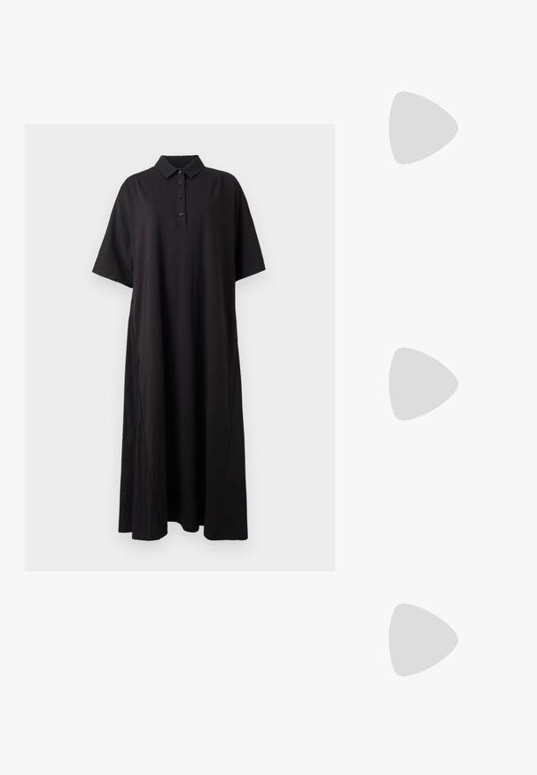 Robe midi noire à manches courtes style polo avec patte de boutonnage, col et ourlet légèrement évasé, présentée sur fond blanc.; Sandale noire en cuir à brides fines, talon bas kitten, boucle à la cheville et petit pendentif doré sur fond clair uni.; Pochette en cuir beige plissé avec un cadre en métal argenté, dotée de deux fermoirs ronds décoratifs et d'une chaîne en argent.; Boucles d'oreilles en ton doré avec des formes ouvertes irrégulières, chacune ornée d'une perle en bas et de détails en pierres précieuses sur les clous ronds.