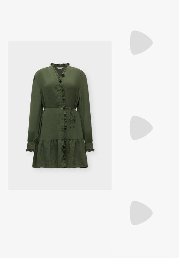 Robe vert olive à manches longues avec col et ourlet volantés, boutonnage devant, ceinture à nouer à la taille sur fond uni.; Chaussure plate en cuir noir avec un nez pointu, des détails froncés autour de l'ouverture et un accent en boucle argentée sur la bride ajustable.; Sac à épaule en cuir marron avec une forme courbée, présentant un détail de boucle proéminent, des coutures contrastantes et une seule bandoulière.; Uncommon Matters SCULPTURAL LARGE CREOLE - Boucles d'oreilles - silver-coloured
