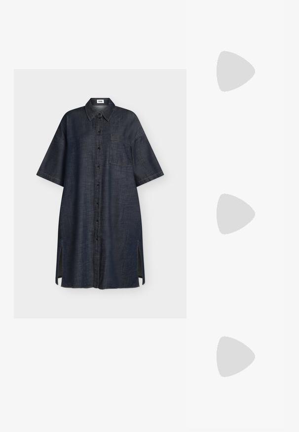 Robe chemise en denim bleu foncé à manches courtes avec boutons sur le devant, poche poitrine, col et fentes latérales.; Mule à talon haut marron foncé brillant à bout pointu avec une fine bride sur le coup de pied sur fond blanc uni.; Petit sac pochette en cuir bordeaux avec fermoir métallique argenté et bracelet sur fond blanc.; Boucles d'oreilles en or en forme de d'anneaux lisses et courbés avec une finition polie. Équipées d'un mécanisme de fermeture et de légères indentations pour le détail.