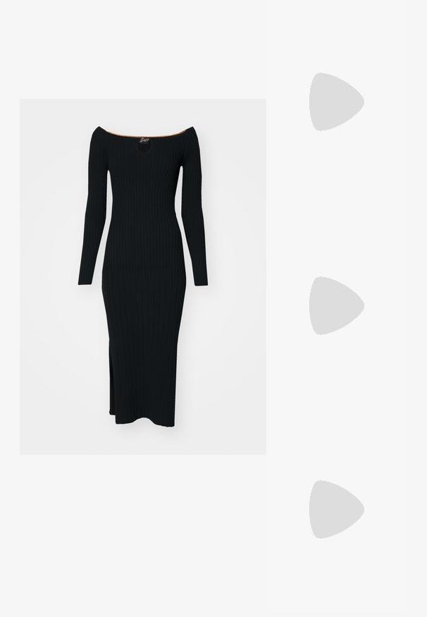 Robe en tricot côtelé noire avec décolleté bardot, manches longues et fente sur le côté. Elle présente une découpe en forme de trou de serrure et un accent orange au col.; Chaussure noire à talons hauts équilibrée sur son talon sur un comptoir réfléchissant près de porte-dossiers métalliques avec des dossiers blancs.; Petit sac à main couleur crème avec une forme incurvée et une poignée en chaîne torsadée ton or, fermeture éclair sur le dessus; Paire de petites boucles d'oreilles créoles argentées brillantes avec une base ronde, présentées sur un fond clair uni.