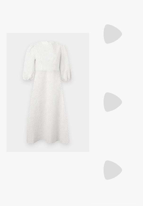 Robe blanche avec des rayures noires verticales et diagonales, encolure ronde et manches courtes bouffantes, fabriquée dans un tissu léger et lisse.; Chaussure plate beige à bout pointu avec bride arrière, petit talon noir et finition en cuir lisse, vue de côté sur un fond uni.; Sac à main en cuir beige en forme de croissant avec une seule bandoulière et des coutures minimalistes, posé sur un fond blanc uni.; Paire de boucles d'oreilles créoles en bouclettes dorées brillantes sur fond blanc uni, présentant un design torsadé entrelacé.