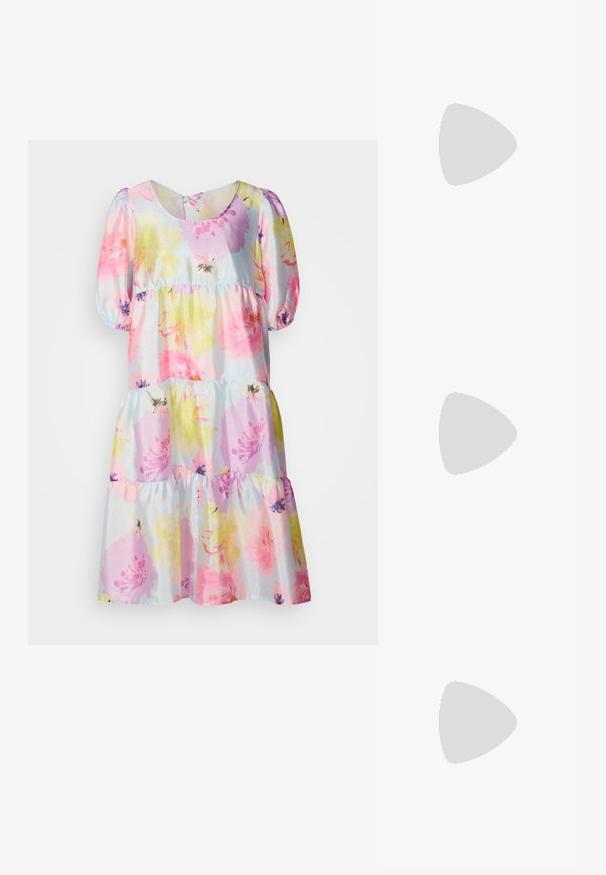 Robe fleurie avec des fleurs pastel roses, jaunes et violettes sur un fond bleu clair. Manches bouffantes avec une jupe à volants.; Sandale blanche à brides avec bout carré, fines lanières latérales, boucle à la cheville et talon bloc courbé avec bord de semelle noir.; Lunettes de soleil crème avec des verres en forme ovale, teintés de brun, dotées d'une finition brillante et d'un discret logo "Vogue" sur le côté.; Les boucles d'oreilles en argent en forme de créole présentent un design lisse et arrondi avec un profil fin et un fermoir sécurisé. Style minimaliste avec une finition polie.