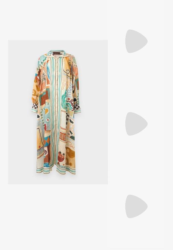 Langærmet skjortekjole med knapper og multicolor abstrakte mønstre i beige, teal, brun, orange og grøn på en løs pasform.; Brun lædersandal med tynde remme, en gylden cirkulær detalje og en flad sål. Minimalistisk design med en justerbar spændedetalje.; Vævet stråtaske med brede lyseblå og hvide batikstofs-hanke og en stor matchende stofsløjfe foran.; Par skinnende guldfarvede snoede øreringe med et skulpturelt, flydende design mod en ensfarvet lys baggrund.