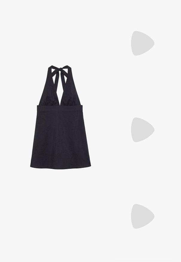 Robe noire sans manches avec col halter en V profond et nouée dans le dos, longueur genou et ajustée à la taille.; Ballerine plate en cuir noir avec bout froncé et lacet à nouer orné d'embouts métalliques, vue latérale minimaliste et élégante.; Lunettes de soleil rectangulaires noires avec des montures épaisses et des verres teintés marron, vues de face sur un fond blanc.; Sac à main en cuir noir brillant avec deux poignées, poche avant zippée et bandoulière amovible sur fond blanc.