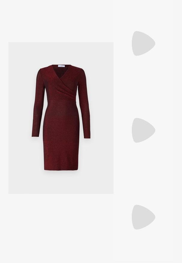 Robe à manches longues de couleur rouge profond avec un tissu scintillant. Présente un design enveloppant avec une silhouette cintrée et un décolleté en V.; Sandale noire à talon haut avec sangle à la cheville, suspendue au-dessus d'un sol en carreaux de bois à l'extérieur, avec un arrière-plan flou de verdure et de pierre.; Sac à main en fausse fourrure noire avec une texture douce, une forme arrondie et une bandoulière en cuir noir robuste. Accent en métal argenté visible.; Paire de boucles d'oreilles créoles moyennes lisses ton or avec fermoirs à charnière sur fond clair uni.