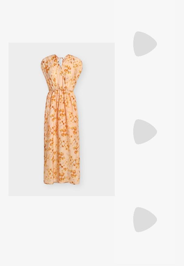 Robe maxi sans manches pêche avec imprimé floral orange, taille froncée, décolleté en V et détail noué dans le dos.; ALDO PEARLESCENT  PILLOW WALK - Escarpins à talons hauts - other white; Lunettes ovales en métal argenté avec verres transparents, présentant des accentuations décoratives sur les côtés et des embouts noirs sur les branches pour plus d'adhérence et de confort.; Collier en chaîne en argent avec un pendentif en forme de cœur en pierre précieuse transparente au centre, des maillons ovales et un fermoir en mousqueton sécurisé.