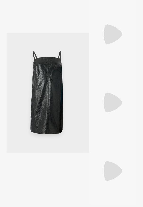 Sorte ærmeløs kjole lavet af struktureret materiale, med et simpelt, lige design, tynde stropper og en mid-length skæring.; Sort spids højhælet sko med en sølvspænde, placeret på en reflekterende overflade nær en metalfilorganisator med papirer.; Sort satin håndtaske med en buet form, der har en lynlåslukning og et trekantet logo i metal på forsiden. Glat tekstur og slankt design.; Par af skinnende guldfarvede hoop-øreringe med snoet, flettet design på en enkel hvid baggrund.