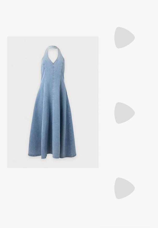 Φόρεμα από ανοιχτό μπλε τζιν με halter neck, εφαρμοστό μπούστο και φουσκωτή φούστα, εμφανιζόμενο σε απλό ανοιχτό φόντο.; Even&Odd Μπαλαρίνες με λουράκι στον αστράγαλο - black; Μαύρη δερμάτινη τσάντα χειρός με στρογγυλεμένο σχήμα, διακοσμημένη με ασημένιες λεπτομέρειες με καρφιά και κοντή λαβή. Λείο υλικό και κλείσιμο με φερμουάρ.; Ζεύγος λαμπερών ασημένιων κρίκων με λεπτές σύρμα σφραγίδες, παρουσιασμένα σε ανοιχτό γκρι φόντο.