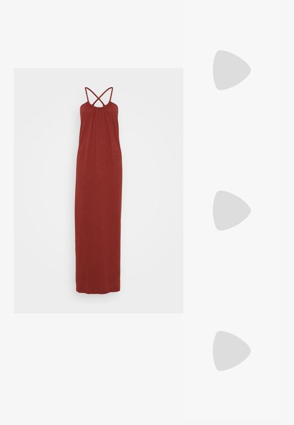 Robe longue de couleur rouille, faite d'un tissu doux. Elle présente un décolleté froncé avec une bordure décorative et des bretelles croisées dans le dos.; Des chaussures slingbacks en cuir verni noir présentent un bout pointu, deux sangles avec des accents de boucle, et une semelle plate.; Femme portant un chemisier à motif noir et blanc tenant un sac à main rouge brillant sur un fond uni.; Boucle d'oreille en argent avec une finition polie, présentant de petits détails en or et de forme ronde, portée sur le lobe.