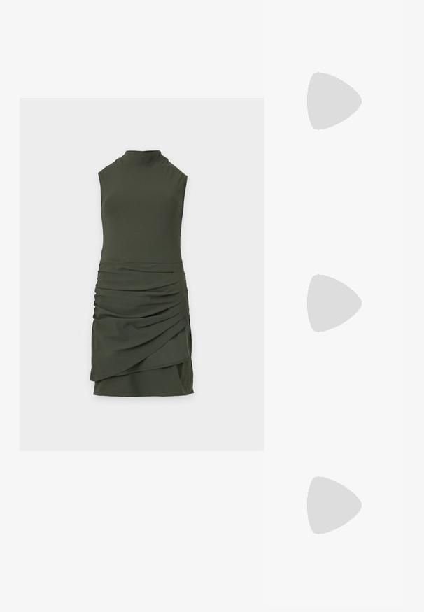 Ærmeløs mørkegrøn minikjole med høj hals og rynket, draperet detaljering på skørtet mod en ensfarvet lys baggrund.; Sort laklæder kilehæl med slingback, spids tå og slank justerbar ankelstrop med spænde.; Sort skuldertaske i laklæder med sølv spænde og sølv kæderem, vist mod en ensartet lys baggrund.; To buede sølvøreringe, en større end den anden, begge prydet med små funklende krystaller langs den ene kant.