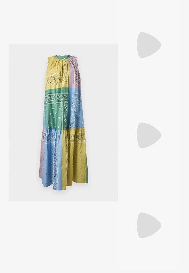 Robe maxi sans manches avec un design patchwork à étages présentant des imprimés cachemire et floraux en jaune, vert, bleu et lavande.; Mule beige à talon haut ouvert à l'avant avec deux brides nouées torsadées et un talon aiguille fin sur fond blanc.; Petit sac à main tissé jaune avec cadre argenté, deux fermoirs boules jaunes et une bandoulière chaîne argentée sur fond blanc.; Boucles d'oreilles créoles en or massif avec un design tubulaire légèrement tordu et des fermoirs à tige sur un fond blanc.