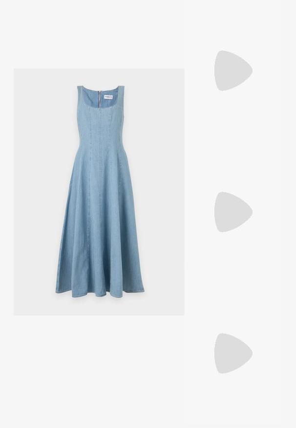 Robe sans manches en denim bleu clair avec encolure arrondie et taille ajustée, s'évasant en une longue jupe trapèze, fermeture éclair au dos.; Sandale slingback en cuir verni marron foncé avec petit talon et bride entre les orteils sur fond blanc.; Trousse de maquillage en satin bourgogne de forme rectangulaire, avec fermeture éclair et une poignée courte. Présente un design minimaliste et une texture lisse.; Boucles d'oreilles créoles en or massif avec un design tubulaire légèrement tordu et des fermoirs à tige sur un fond blanc.