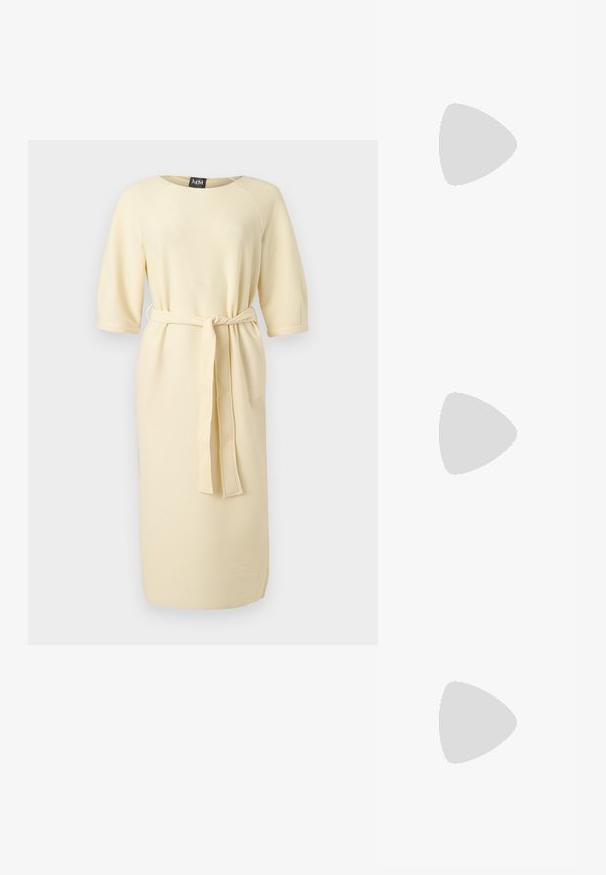 Robe crème côtelée longueur genou avec manches 3/4 et ceinture assortie nouée à la taille.; Chaussure plate en cuir verni noir avec un bout pointu, une petite lanière décorative et un petit talon carré. Texture lisse et design épuré.; Sac à main en cuir bleu marine doux avec fermeture à boucle argentée, une seule bandoulière, et une chaîne de poignet amovible sur fond blanc.; Paire de boucles d'oreilles argentées brillantes et épaisses avec fermoirs à tige, sur fond blanc uni.